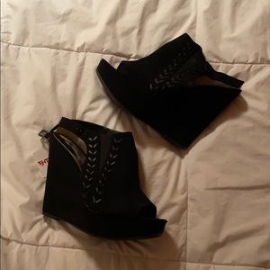 Black wedge shoes